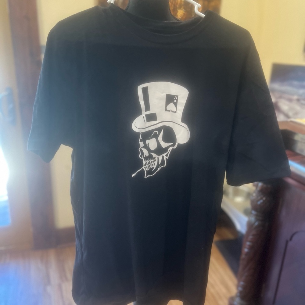 Skull w/Top Hat size large in GUC